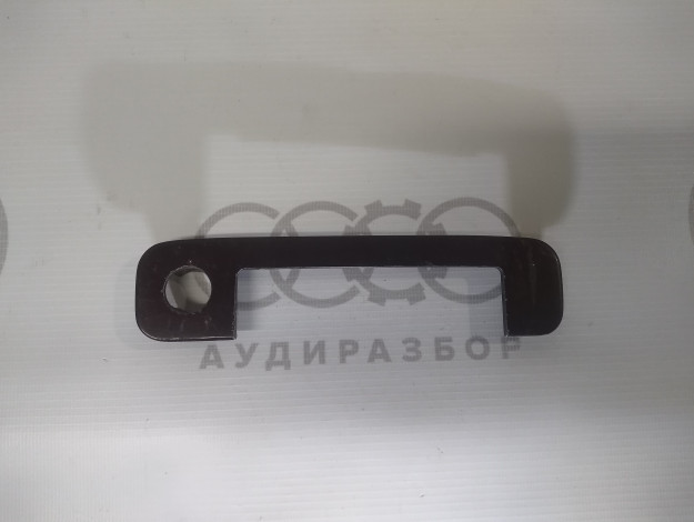 Накладка дверной ручки справа спереди снаружи VAG 893837240E на Ауди 80/90 B3 купить с разборки в Самаре по цене 500 ₽