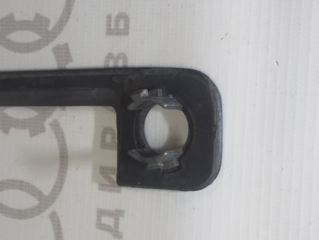 Накладка дверной ручки справа спереди снаружи VAG 893837240E на Ауди 80/90 B3 купить с разборки в Самаре по цене 500 ₽