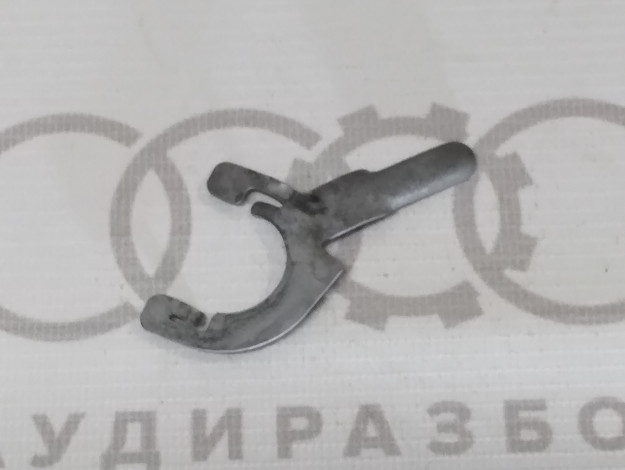 Запирающий элемент cлева VAG 893837275A на Ауди 80/90 B3 купить с разборки в Самаре по цене 350 ₽