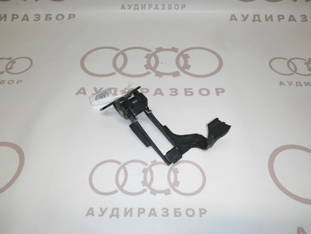 Крюк захватный на капот VAG 8G0823480D на Ауди 80 B4 купить с разборки в Самаре по цене 1 000 ₽