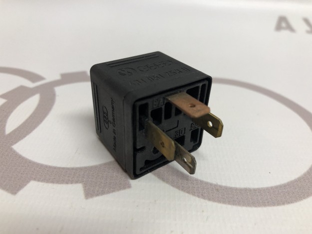 Реле для противотуманной фары BOSCH 431951253H 0332014156 на Ауди 80 B4 купить с разборки в Самаре по цене 150 ₽