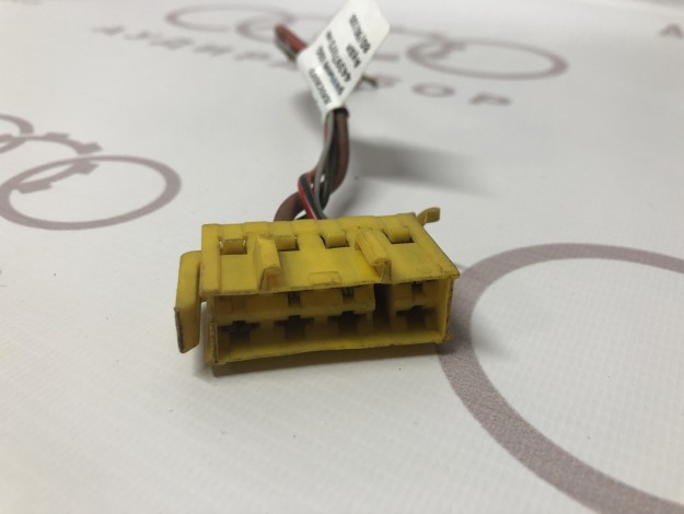 Корпус плоского разъема VAG 443972973 на Ауди 100 C3 купить с разборки в Самаре по цене 250 ₽