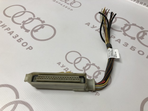 Корпус плоского разъема VAG 437907433 893971279 на Ауди 80/90 B3 купить с разборки в Самаре по цене 350 ₽