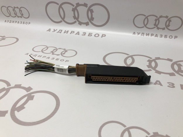Корпус плоского разъема VAG 437907433 443907437 на Ауди 80 B4 купить с разборки в Самаре по цене 350 ₽