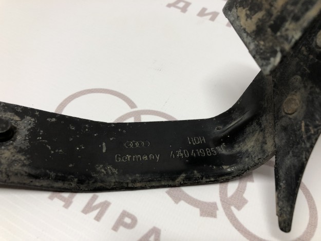 Направляющая троса с болтом VAG 4A0419857C на Ауди 80 B4 купить с разборки в Самаре по цене 500 ₽