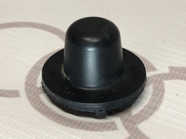Резиновая втулка VAG 443927169 на Volkswagen Passat B5 купить с разборки в Самаре по цене 150 ₽