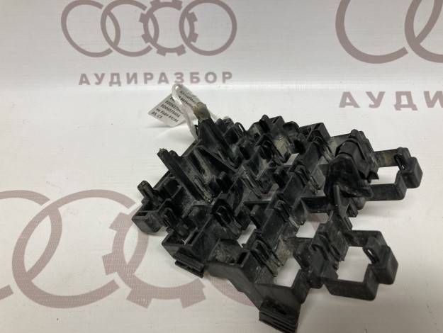 Кронштейн корпуса разъема VAG 8D0937545G 8D0937545A на Ауди A6 C5 купить с разборки в Самаре по цене 350 ₽