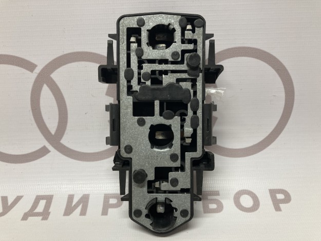 Патрон лампы заднего фонаря HELLA 4B5945221 B5831BLRF на Ауди A6 C5 купить с разборки в Самаре по цене 500 ₽