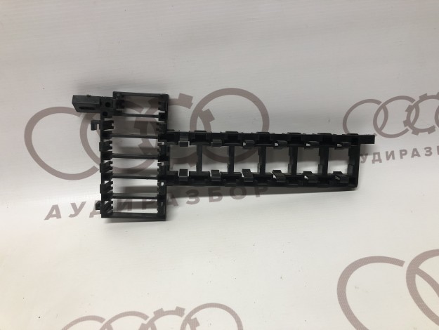 Колодка реле VAG 8A1937503 893937503 на Ауди 100 C3 купить с разборки в Самаре по цене 400 ₽