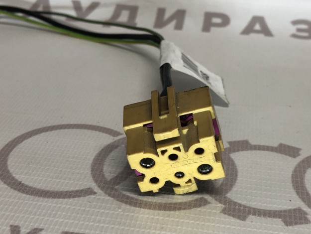 Корпус разъема VAG 4A0972988 на Ауди 80 B4 купить с разборки в Самаре по цене 300 ₽
