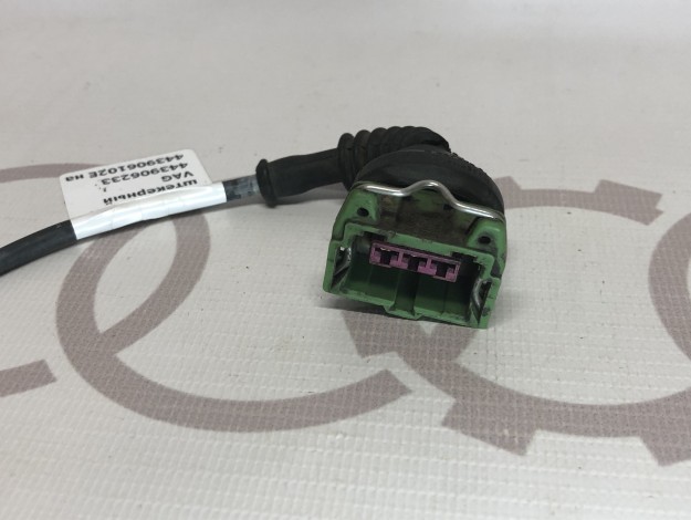 Корпус плоского разьема трех штекерный VAG 443906233F 443906102E на Ауди 100 C4 купить с разборки в Самаре по цене 350 ₽