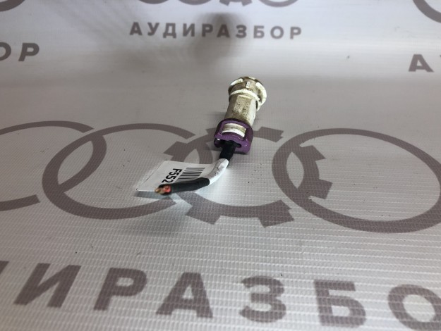 Корпус плоского разъема VAG 813972926 813971988 на Ауди 100 C3 купить с разборки в Самаре по цене 250 ₽
