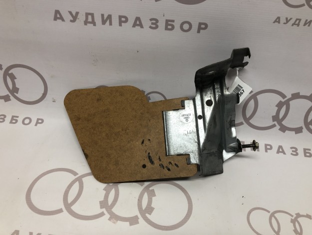 Кронштейн педального механизма VAG на Ауди 100 C4 купить с разборки в Самаре по цене 500 ₽