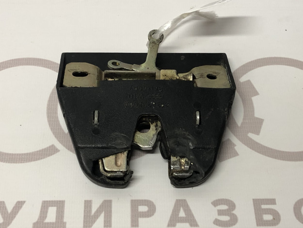Замок крышки багажника с кожухом VAG 893827505 893827563 на Ауди 80/90 B3 купить с разборки в Самаре по цене 500 ₽