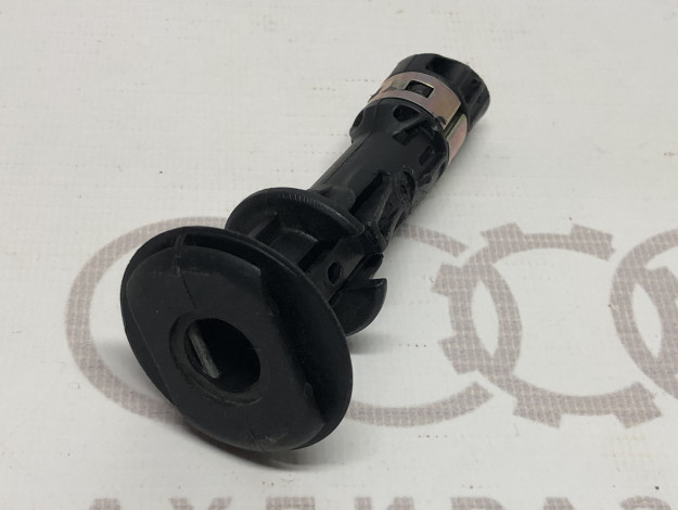 Направляющая для подголовника VAG 8L0881920 на Ауди A3 8L купить с разборки в Самаре по цене 350 ₽