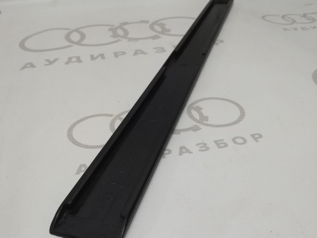 Накладка VAG 8A5886747 на Ауди 80 B4 купить с разборки в Самаре по цене 300 ₽