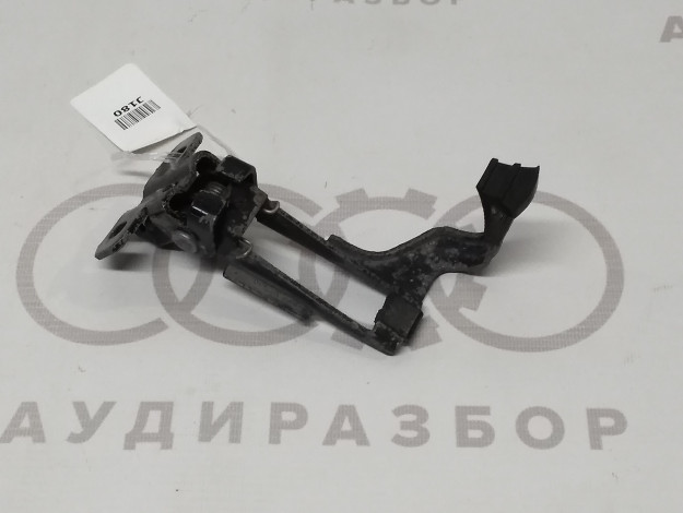 Крюк захватный на капот VAG 8G0823480D на Ауди 80 B4 купить с разборки в Самаре по цене 1 000 ₽