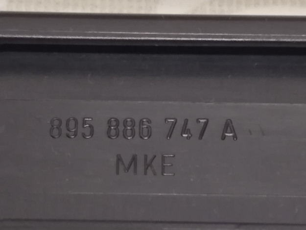 Накладка AVANT VAG 895886747A на Ауди 80 B4 купить с разборки в Самаре по цене 700 ₽