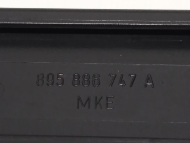 Накладка AVANT VAG 895886747A на Ауди 80 B4 купить с разборки в Самаре по цене 700 ₽