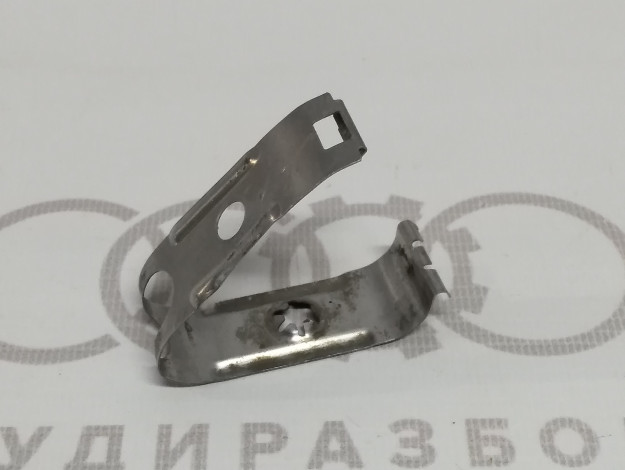 Зажим VAG 895201449B на Ауди A4 B5 купить с разборки в Самаре по цене 200 ₽