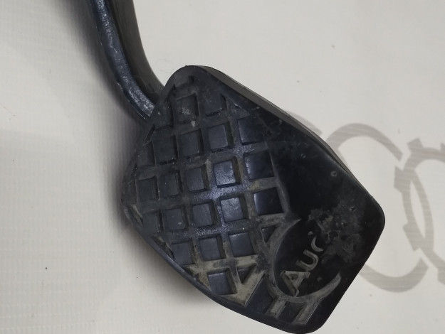 Педаль тормоза VAG 8G1721139 893721139D на Ауди 80/90 B3 купить с разборки в Самаре по цене 500 ₽