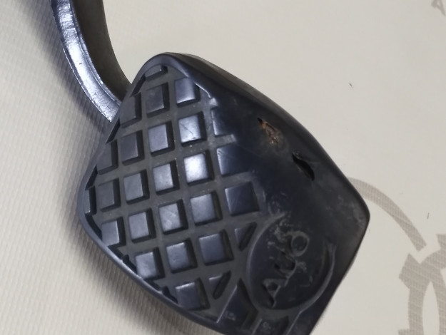 Педаль тормоза VAG 8G1721139 893721139D на Ауди 80/90 B3 купить с разборки в Самаре по цене 500 ₽