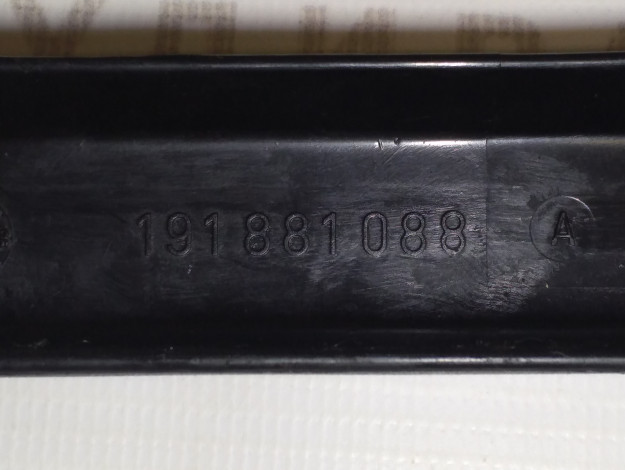 Накладка для направляющей справа внутри VAG 191881088 191881088A на Ауди 80/90 B3 купить с разборки в Самаре по цене 600 ₽