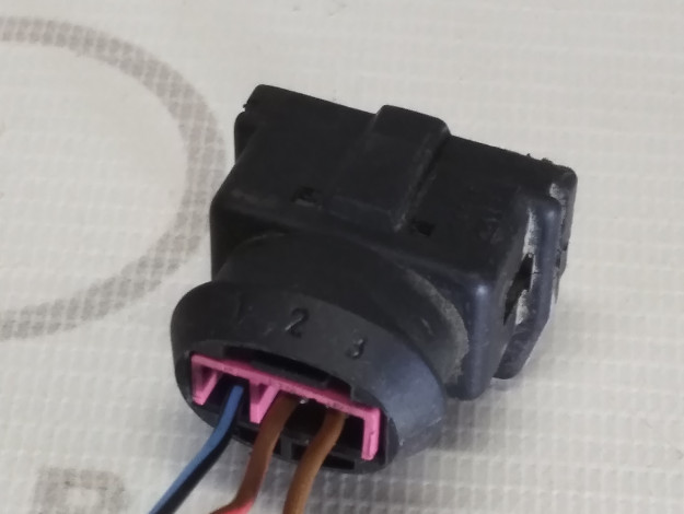 Корпус плоского разъёма трех штекерный VAG 443906233 на Ауди 100 C4 купить с разборки в Самаре по цене 350 ₽