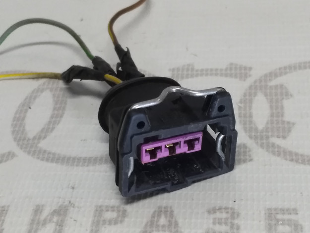 Корпус плоского разъёма трех штекерный VAG 443906233 на Ауди 100 C4 купить с разборки в Самаре по цене 300 ₽