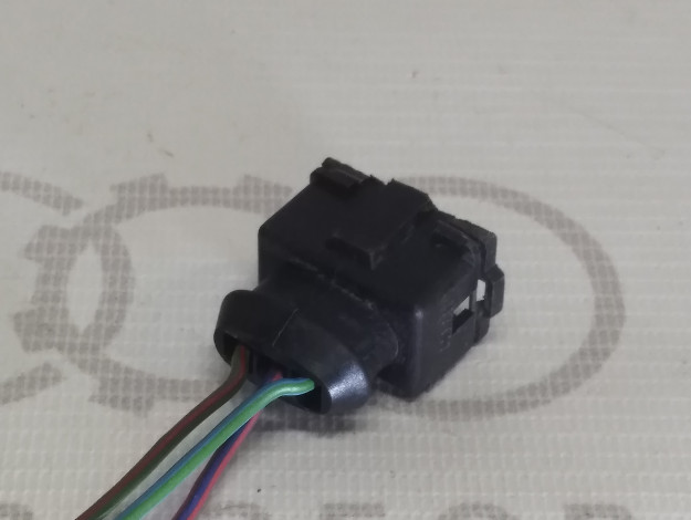 Корпус штекера VAG 022906233B на Ауди 80/90 B3 купить с разборки в Самаре по цене 350 ₽