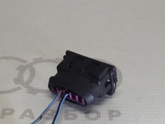 Корпус плоского разъема VAG 443906235 на Ауди 100 C3 купить с разборки в Самаре по цене 350 ₽
