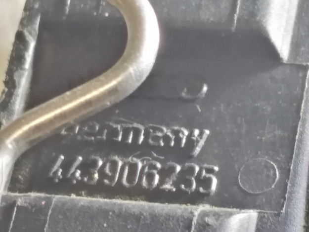 Корпус плоского разъема VAG 443906235 на Ауди 100 C3 купить с разборки в Самаре по цене 350 ₽