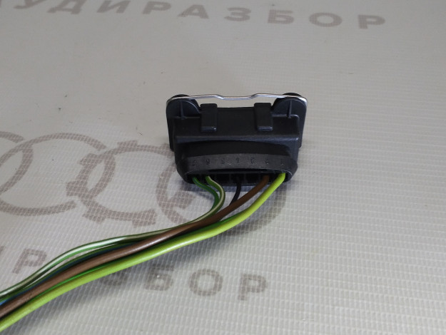 Корпус плоского разъема 7ми штекерный VAG 071906233 на Ауди 100 C4 купить с разборки в Самаре по цене 350 ₽