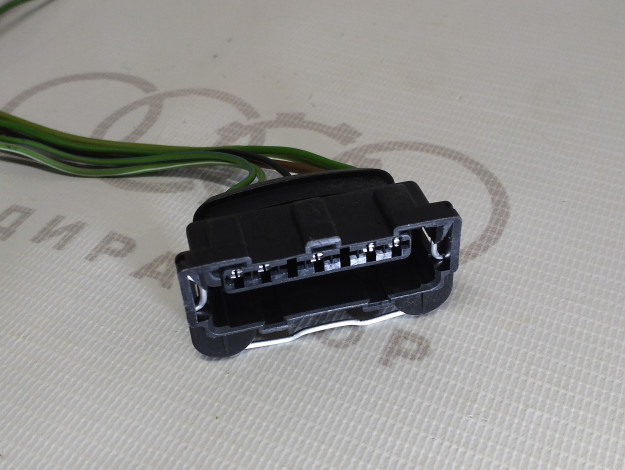 Корпус плоского разъема 7ми штекерный VAG 071906233 на Ауди 100 C4 купить с разборки в Самаре по цене 350 ₽