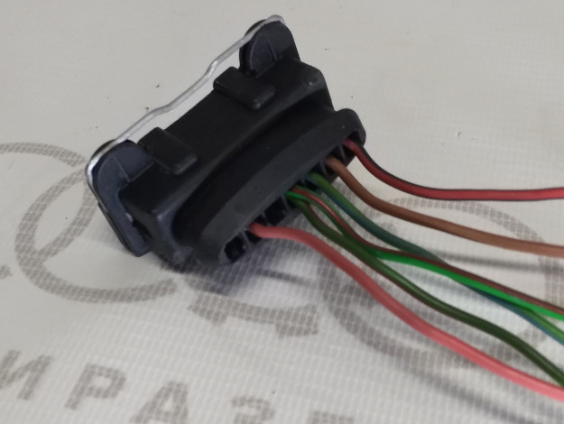 Корпус плоского разъема 7ми штекерный VAG 071906233 на Ауди 100 C4 купить с разборки в Самаре по цене 350 ₽