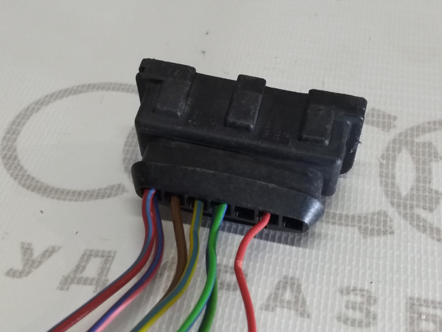 Корпус плоского разъема 7ми штекерный VAG 071906233 на Ауди 100 C4 купить с разборки в Самаре по цене 350 ₽