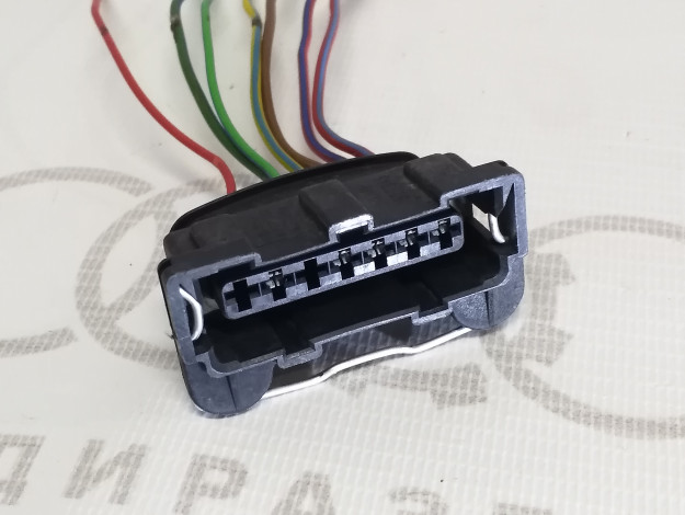 Корпус плоского разъема 7ми штекерный VAG 071906233 на Ауди 100 C4 купить с разборки в Самаре по цене 350 ₽