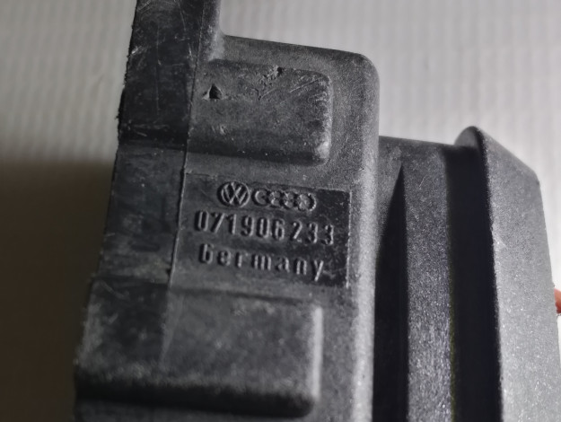 Корпус плоского разъема 7ми штекерный VAG 071906233 на Ауди 100 C4 купить с разборки в Самаре по цене 350 ₽