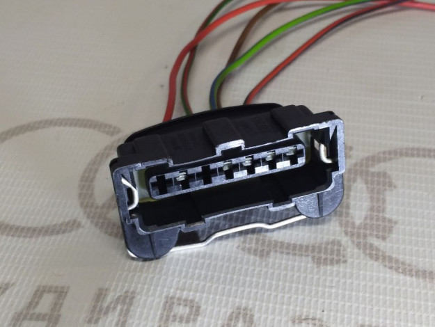 Корпус плоского разъема 7ми штекерный VAG 071906233 на Ауди 100 C4 купить с разборки в Самаре по цене 350 ₽