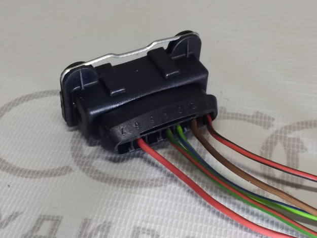 Корпус плоского разъема 7ми штекерный VAG 071906233 на Ауди 100 C4 купить с разборки в Самаре по цене 350 ₽