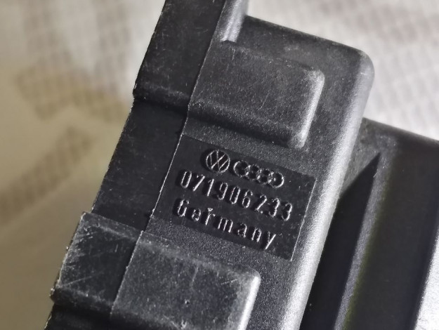 Корпус плоского разъема 7ми штекерный VAG 071906233 на Ауди 100 C4 купить с разборки в Самаре по цене 350 ₽