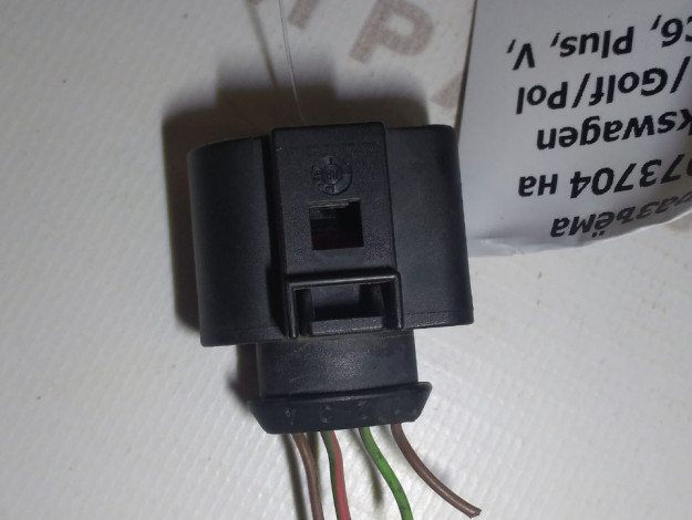 Корпус разъёма VAG 1J0973704 на Volkswagen Golf Plus V купить с разборки в Самаре по цене 350 ₽