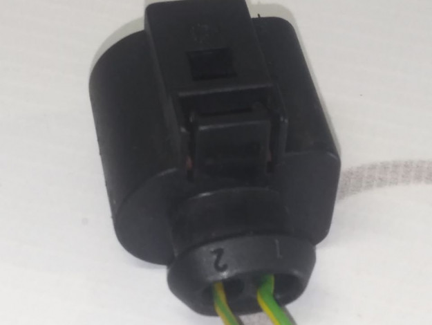 Корпус плоского разъёма VAG 1J0973722 на Ауди 80/90 B3 купить с разборки в Самаре по цене 350 ₽