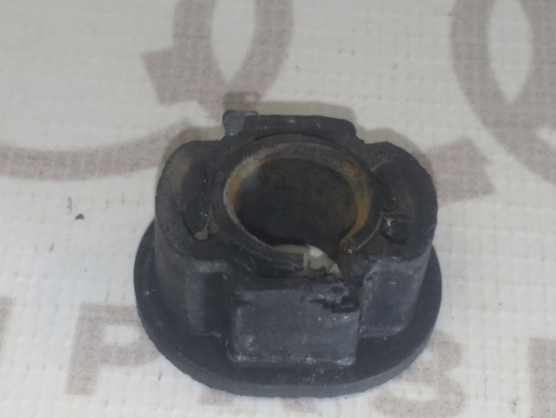 Pезиновая подушка VAG 06A129763 на Volkswagen Golf Plus V купить с разборки в Самаре по цене 250 ₽