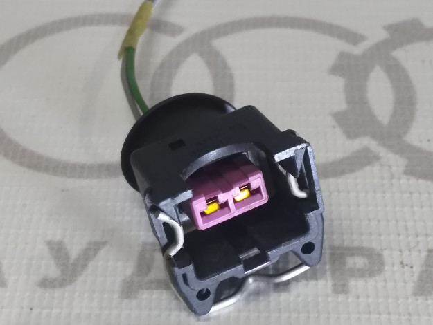 Корпус разъёма VAG 443906232 443906232E на Ауди A4 B5 купить с разборки в Самаре по цене 250 ₽