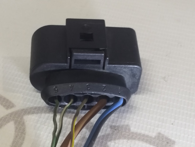 Корпус плоского разъема VAG 4D0973725 на Ауди A6 C5 купить с разборки в Самаре по цене 800 ₽
