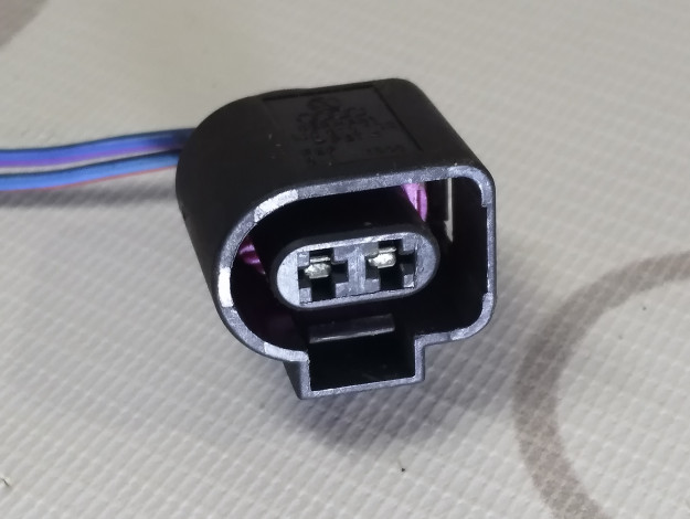 Корпус плоского разъёма VAG 1J0973722 на Ауди 80/90 B3 купить с разборки в Самаре по цене 350 ₽