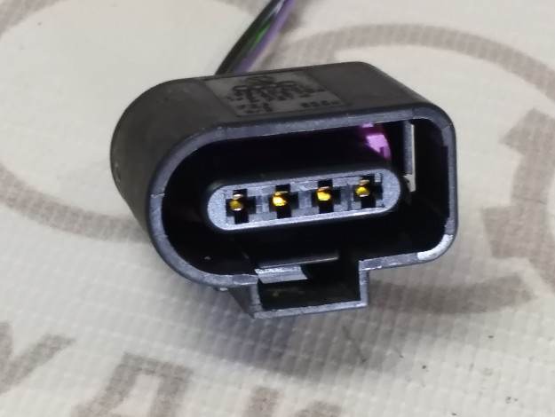 Корпус разъёма VAG 1J0973704 на Ауди A6 C6 купить с разборки в Самаре по цене 350 ₽