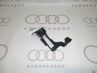 Крюк захватный на капот 8G0823480D на Ауди 80 B4