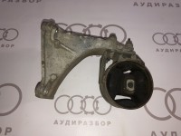 Кронштейн двигателя правый 357199354 на Volkswagen Passat седан III 312